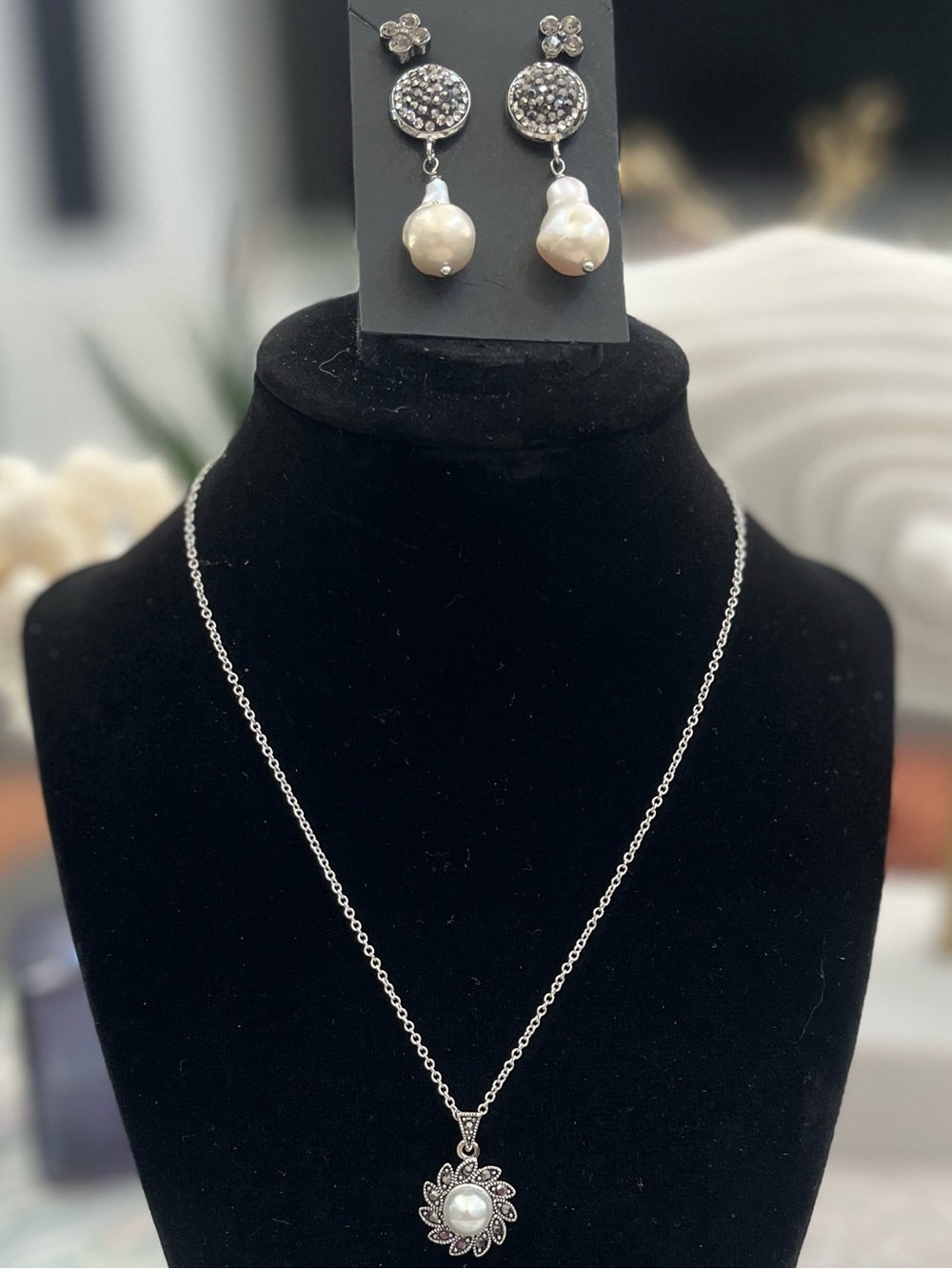 Brand New! Vintage Silver-Tone Pearl Flower Necklace & Freshwater Pearl Earrings - Picture 10 of 10